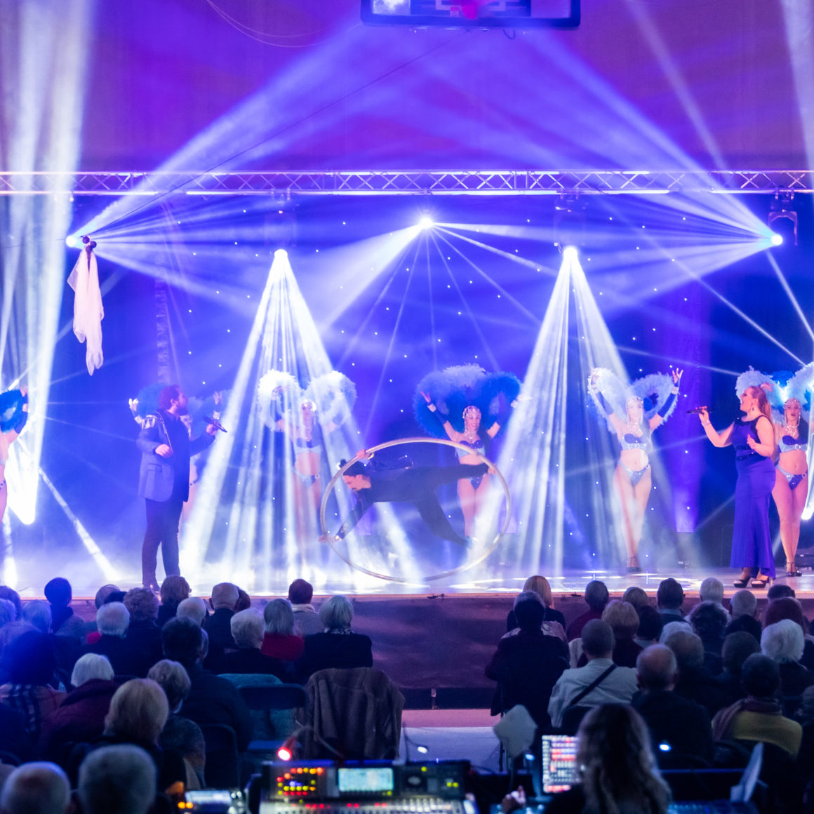 Final de So Chic Spectacles circassiens danseuses chanteur et chanteuse