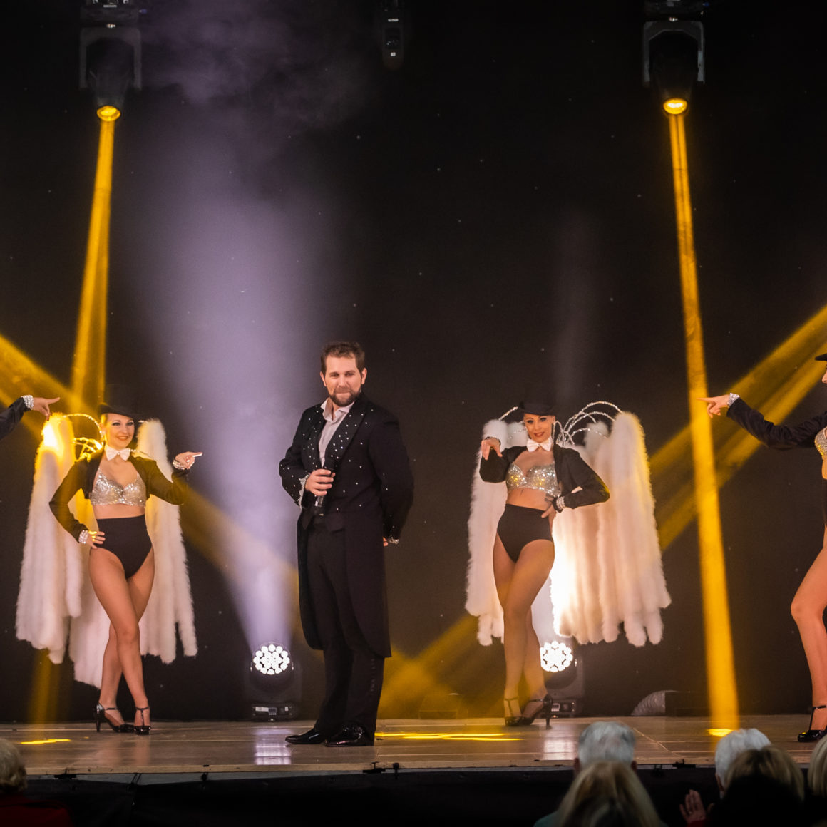 So Chic Spectacles plumes nœuds papillon chapeau clac chanteur danseuses élégance glamour cabaret music-hall 