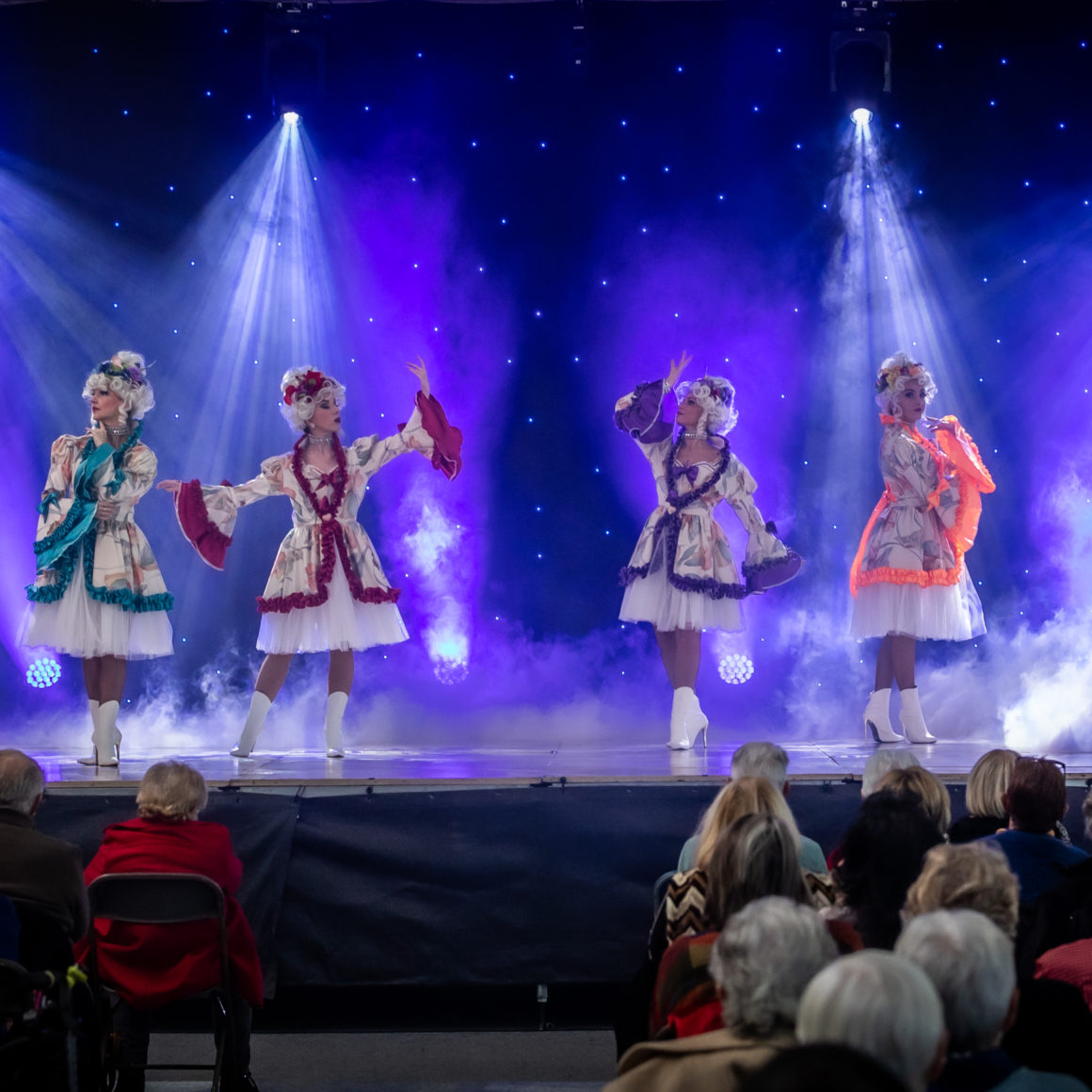 So Chic Spectacles Marquises glamour Versailles France Baroque perruque poudrées strass élégance revue cabaret Music-hall Paris