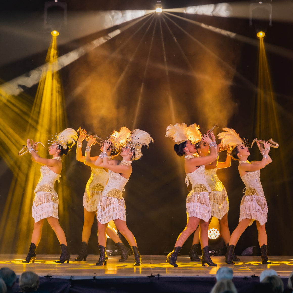 So Chic Spectacles charleston années folles Gatsby plumes strass luxe danseuses trompettes