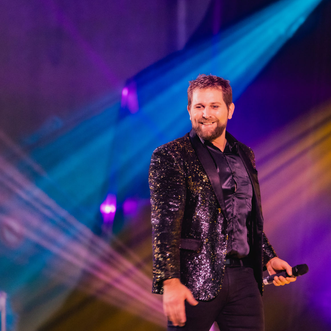 Aurélien Dufour Chanteur Meneur de Revue So Chic Spectacles