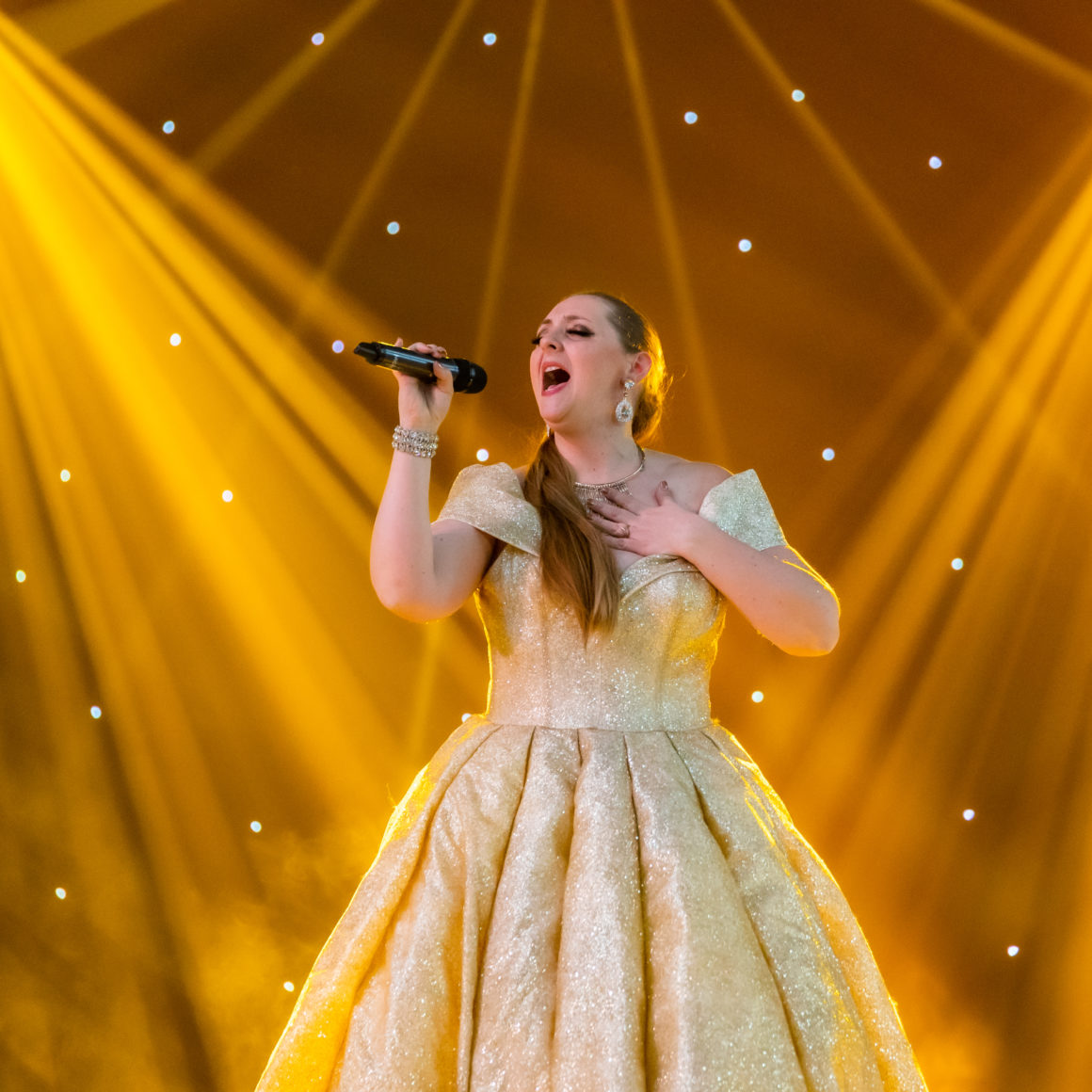 So Chic Spectacles Audrey Menth voix d'Or notre chanteuse aux multiples talents