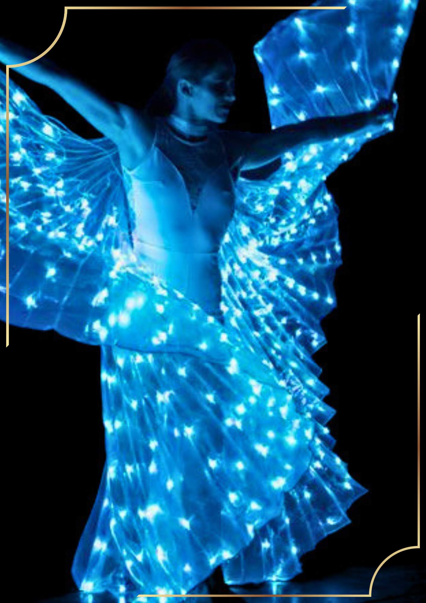 Danseuse de parade lumineuse avec ailes d'Isis LED bleues sur fond noir, spectacle de déambulation féérique So Chic Spectacles.