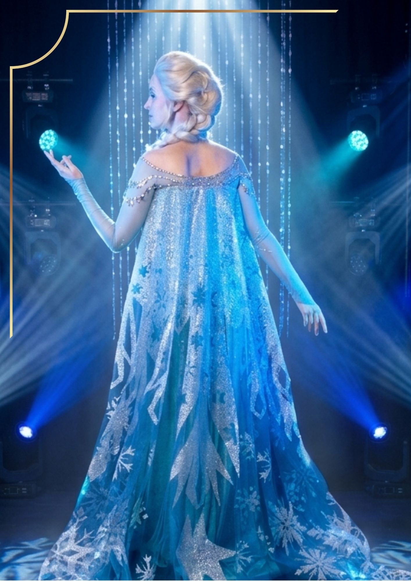 Costume de spectacle de la Reine des Neiges illuminé de bleu sur scène, pour un Arbre de Noël féérique.