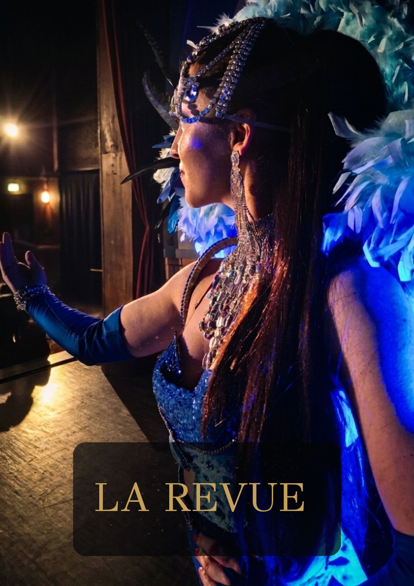 Danseuse de cabaret So Chic Spectacles en costume bleu de prestige pour le tableau La Revue