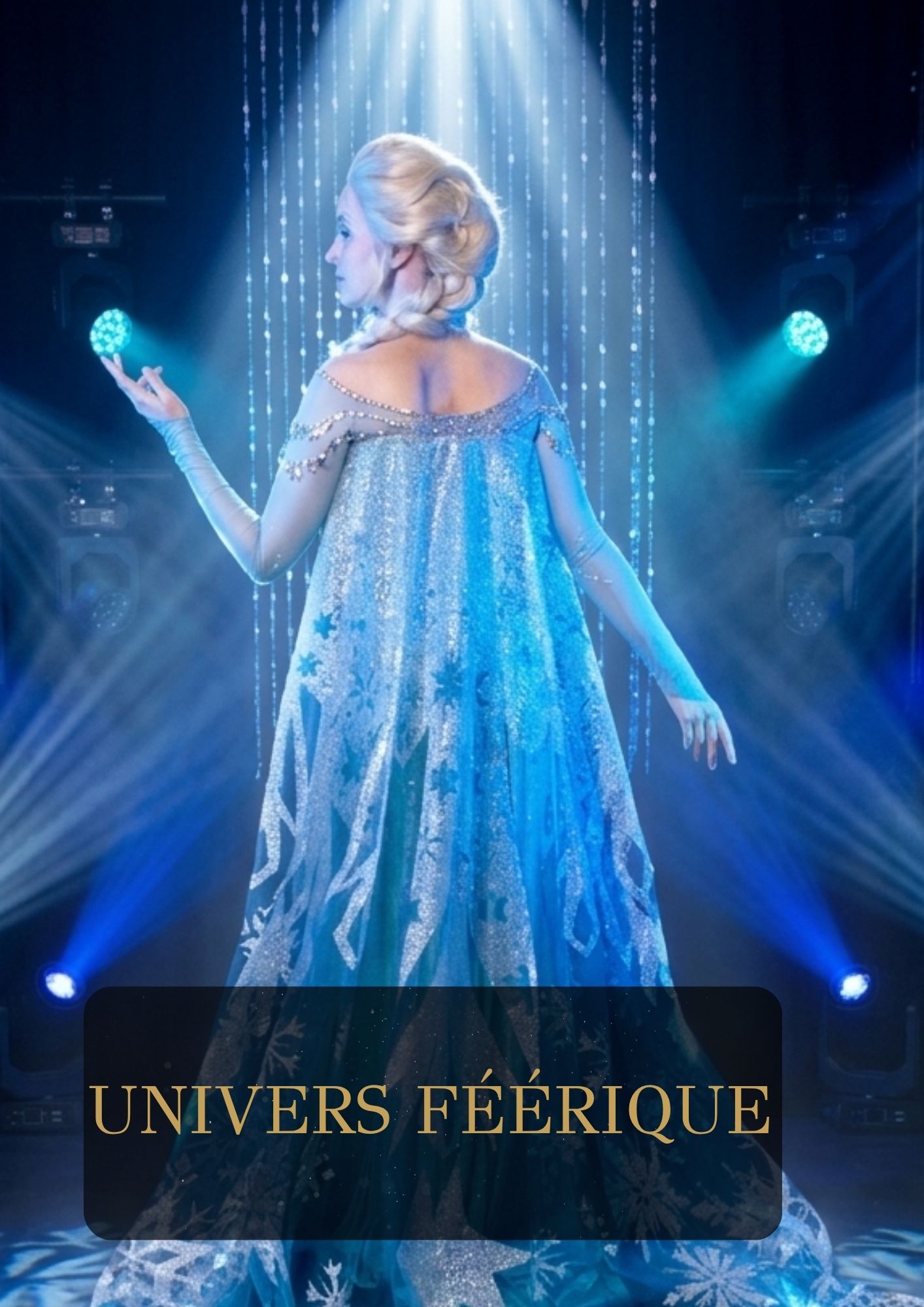 Costume de spectacle de la Reine des Neiges illuminé de bleu sur scène, pour un Arbre de Noël féérique.